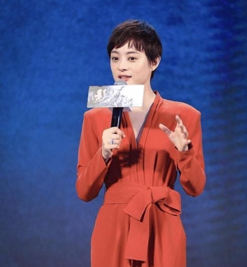 [ 脸部]抹胸印花连衣裙亮相，脸部皱纹好真实，“冻龄女神”周慧敏也老了