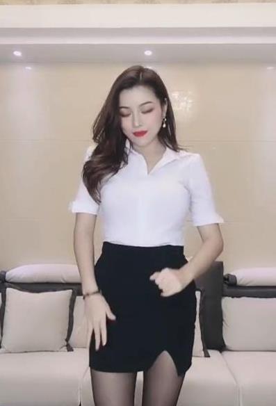 『女性』街拍:公司的丰腴女经理,这种身材类型你们打几分?