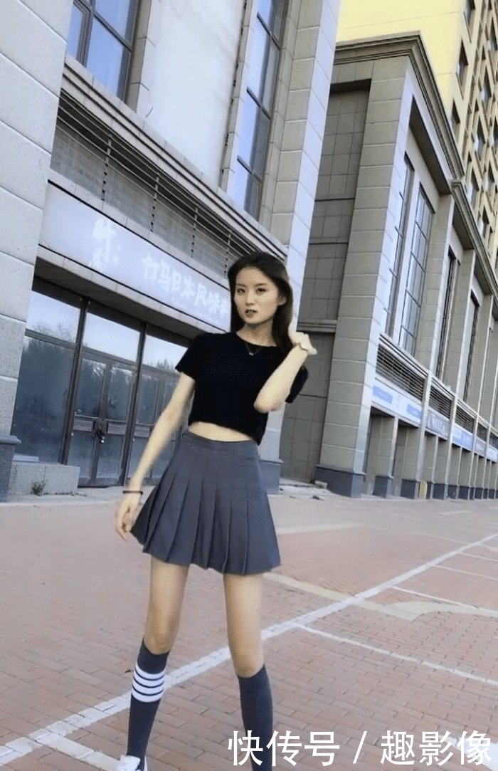 『偶遇』街头偶遇穿着短裙跳舞的美女,动作标准,演绎魅力十足
