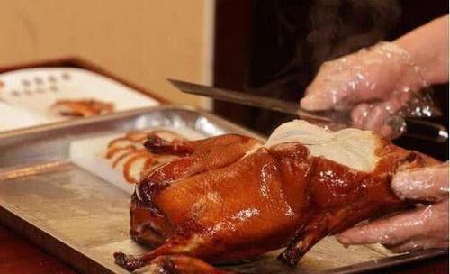 越南人在中国旅游，到王府井吃只烤鸭，结账时：老板没算对吧