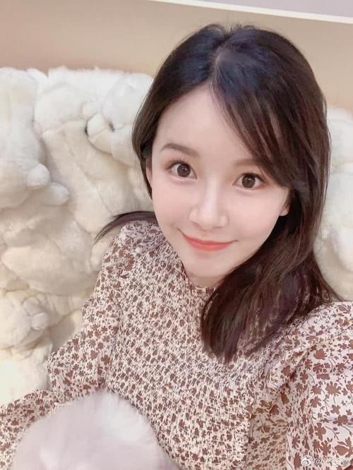  张子@张子萱晒近照，四肢纤细产后迅速恢复原样，甜似美少女！