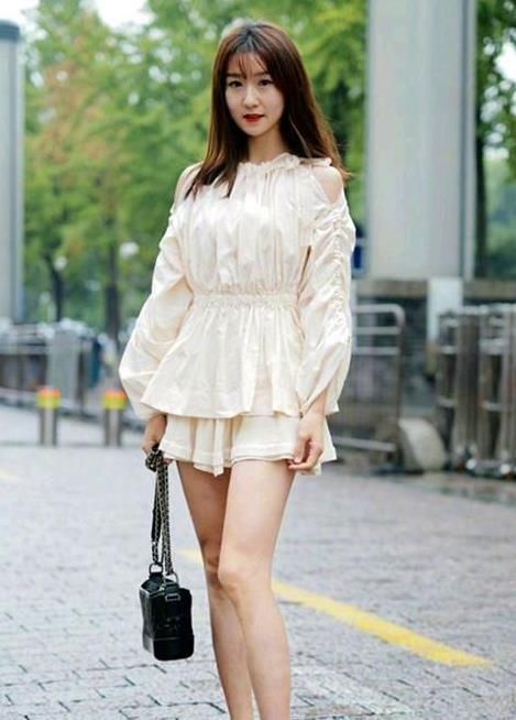  「气质」街拍：花颜月貌的美女，一件白色上衣配白色短裙，清新靓丽气质美
