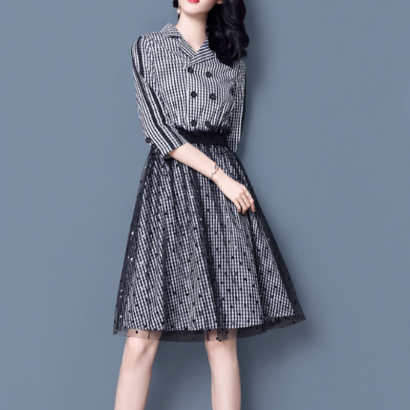 姑娘太美了!身着秋季气质A字裙，显瘦高贵，连背影都美爆