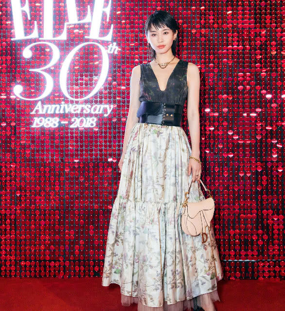 请王子文放弃印花裙吧，居然穿出了满满的油腻感，实在一言难尽!