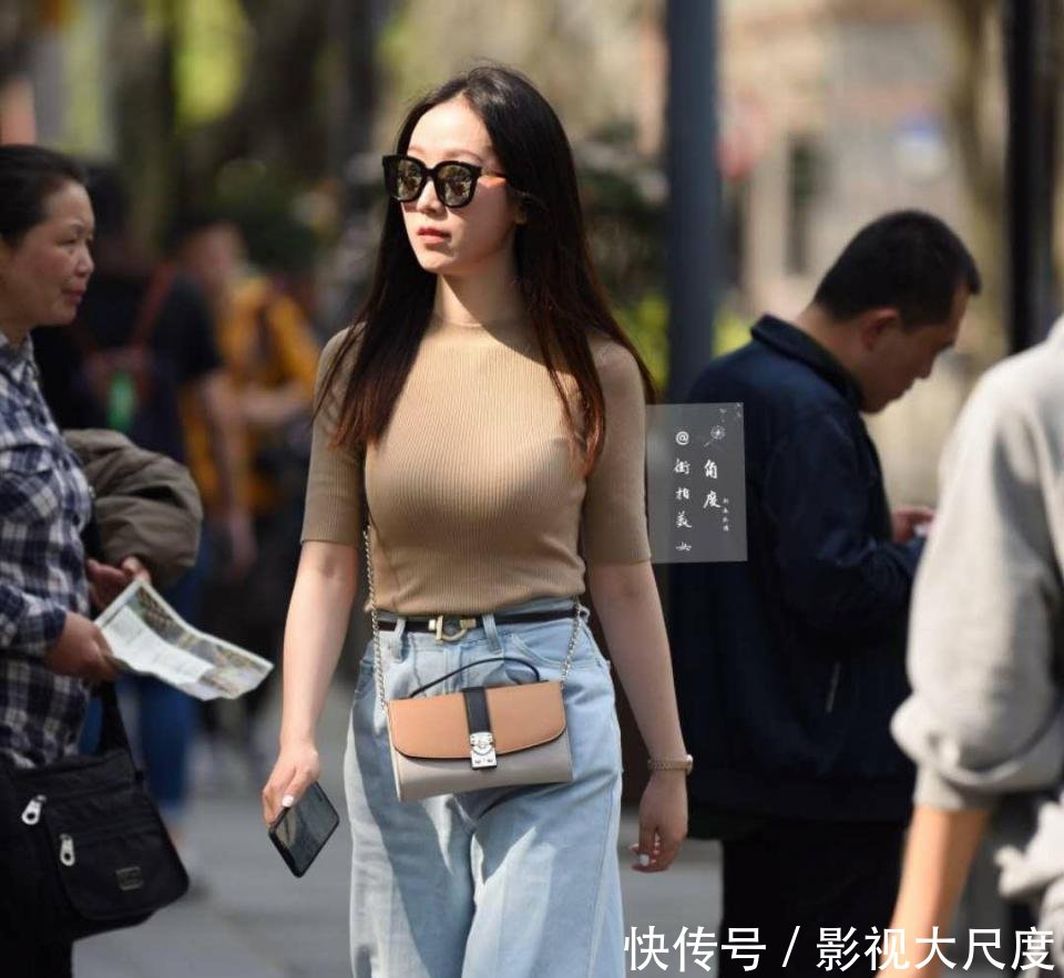 路人街拍，小姐姐把T恤扎进阔腿裤，曲线美被表现的淋淋尽致