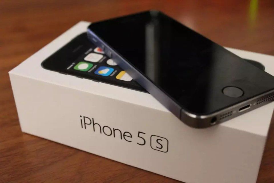 果粉疯了!上万人排队抢300块的iPhone5S,太超值了!