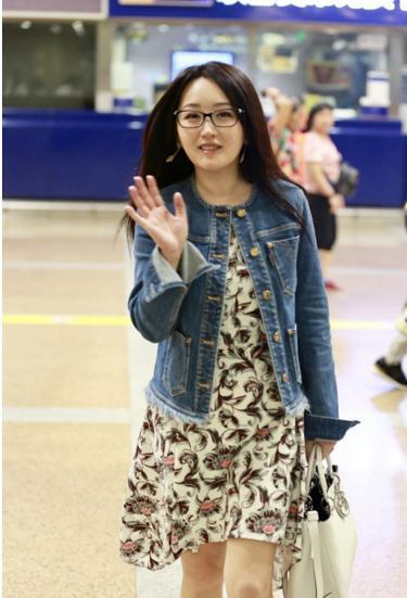 杨钰莹全家照，妈妈依旧很有魅力，回应谣言称：他是我的初恋