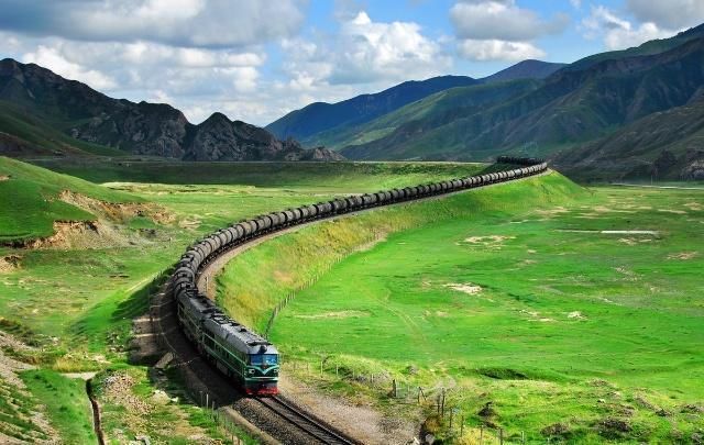  「格尔木市」青藏铁路经过格尔木市，为何要换上美国车头？答案