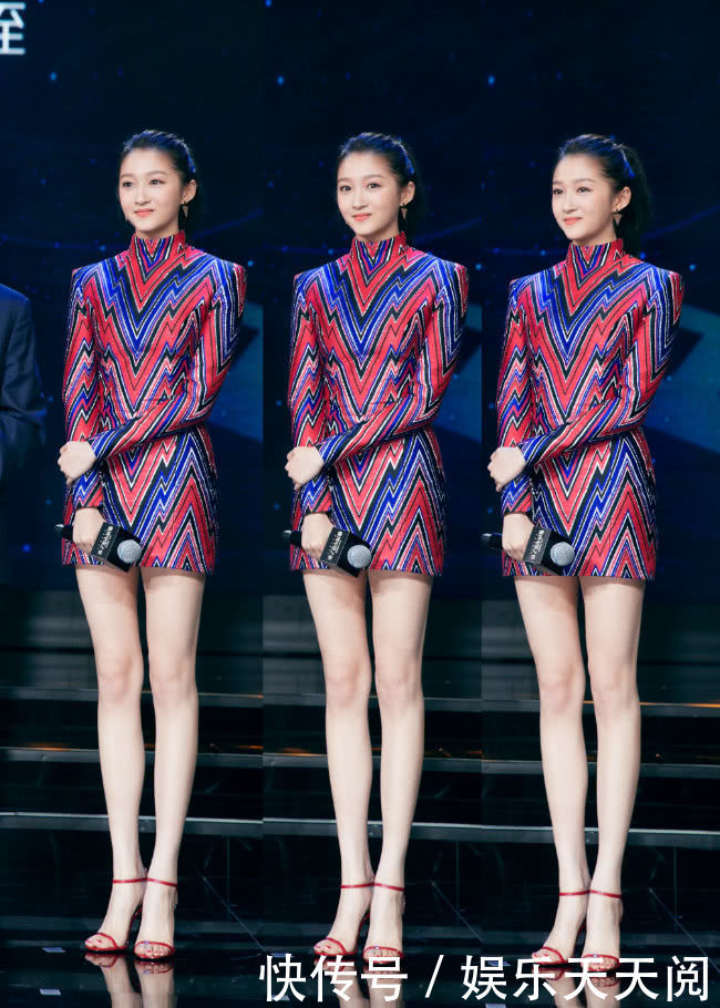 关晓彤这次终于穿对了，穿短裤大秀美腿，网友：脖子以下全是腿！