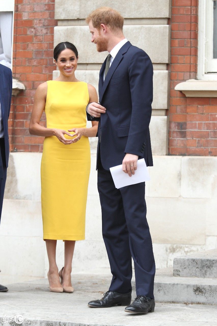 真的穿美了!梅根陪哈里王子亮相，明黄裙装超赞，关键是发型