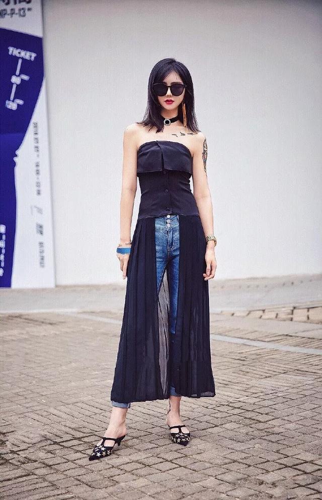 【特别】街拍:身材高挑的小姐姐,一头柔顺的长发,显得特别的有魅力