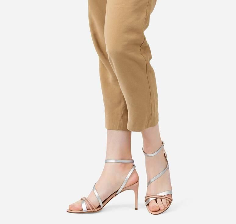 穿上迷人高跟凉鞋，从脚趾开始玩性感