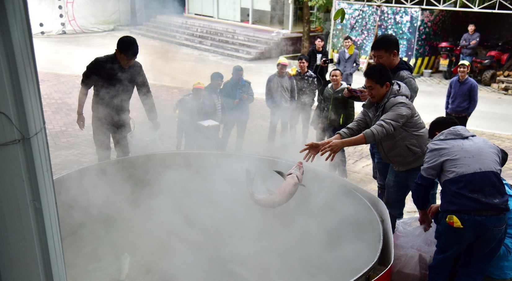 【盖后】奇闻景区鱼汤免费食用,游客们分分钟抢光,揭开盖后不淡定了