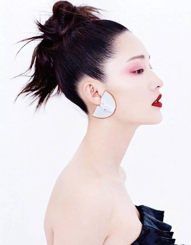 李沁“绝美”时尚大片，清新脱俗美的开挂，网友：28岁性感撩人