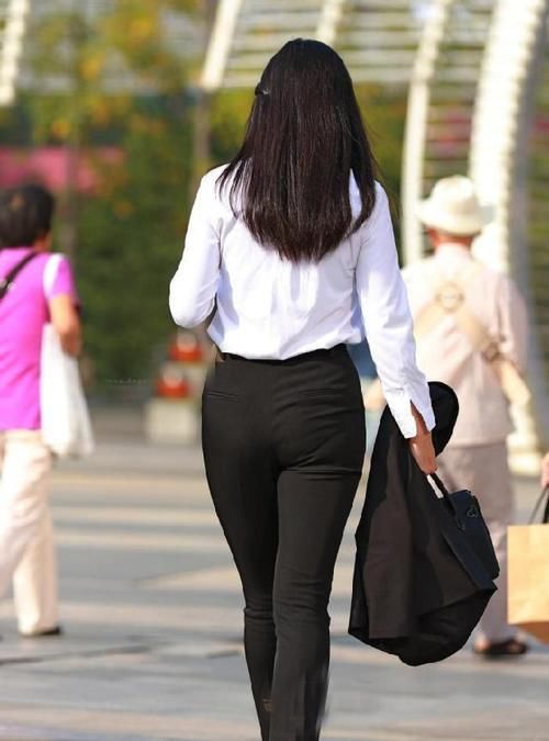 身穿■女白领的这一身穿搭很帅气、很迷人