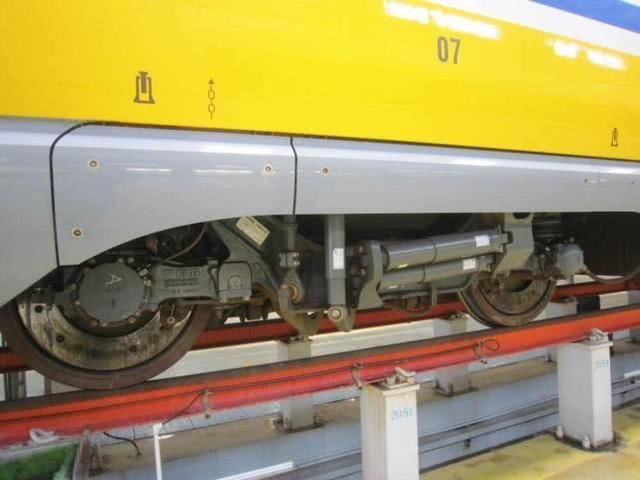 国内出发时间最早的高铁，却从不搭载乘客，而且车身还是黄色的!