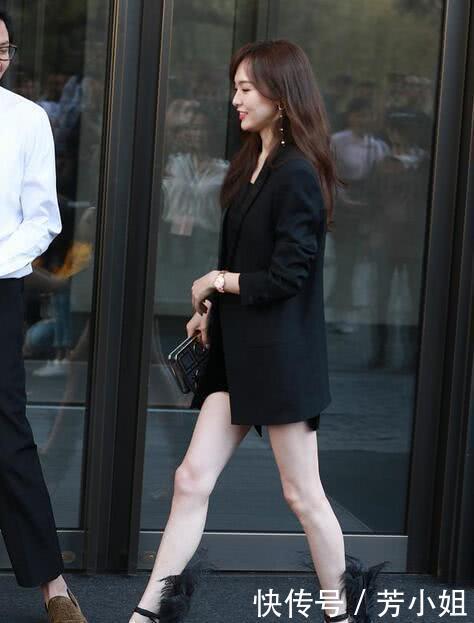 35岁唐嫣简直了，短裙短到尽头还敢穿，网友：敢坐下吗