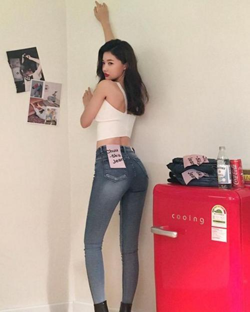 精致甜美的紧身牛仔裤打扮，小姐姐穿出时尚女神范儿！