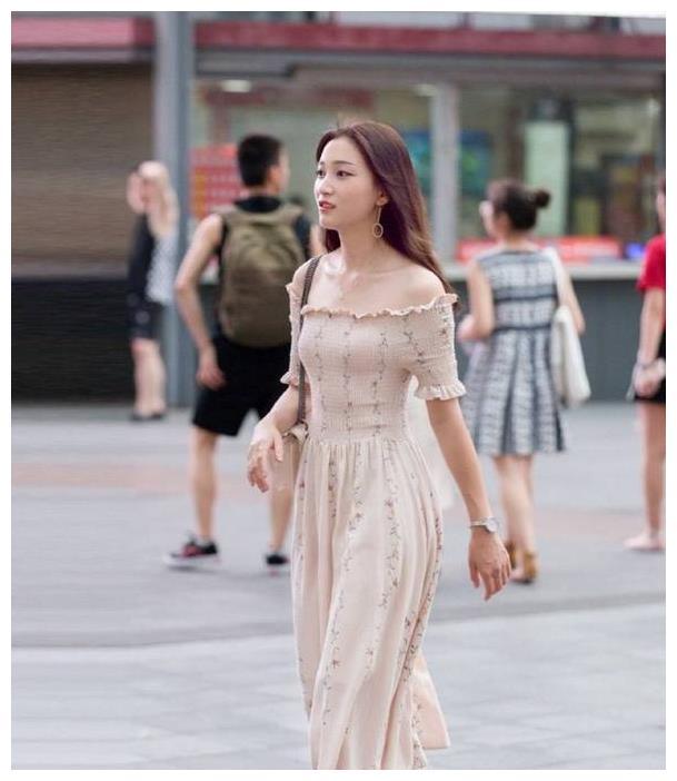 街拍美女：身材超好的漂亮小姐姐，黑色连衣裙勾勒出完美的身材，