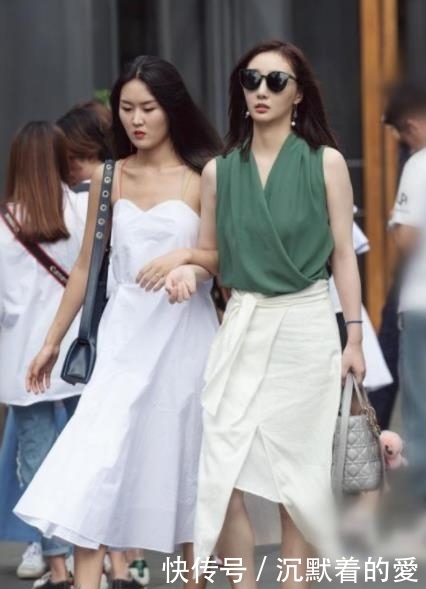  「清秀」街拍：身材出众傲人的小美女，容颜清秀甜美，好美