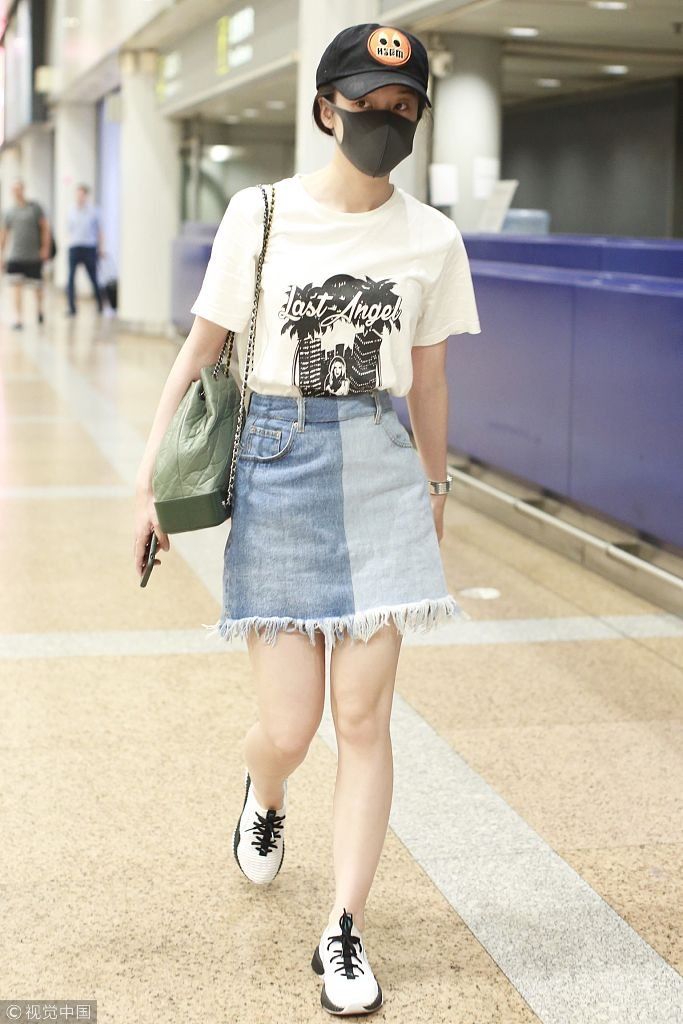 张雪迎白T配牛仔裙清纯秀美腿 口罩帽子难掩胶原蛋白少女脸
