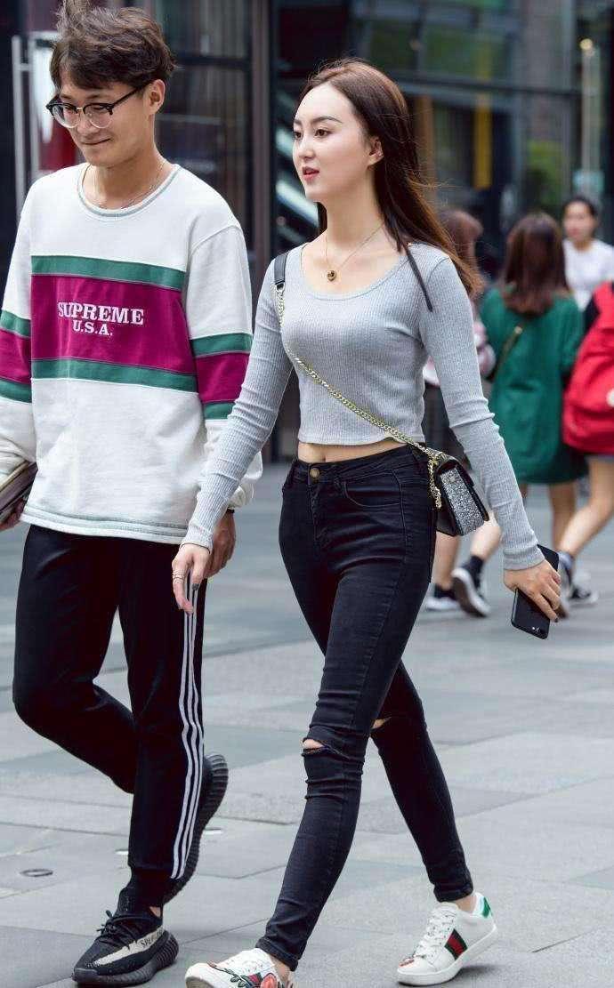 女人出门穿搭要体面，尤其是都市白领，紧身裤优雅韵味随之而来