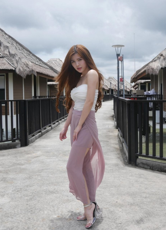 街拍：一条紧身的牛仔裤，小姐姐散发自然优雅的美丽