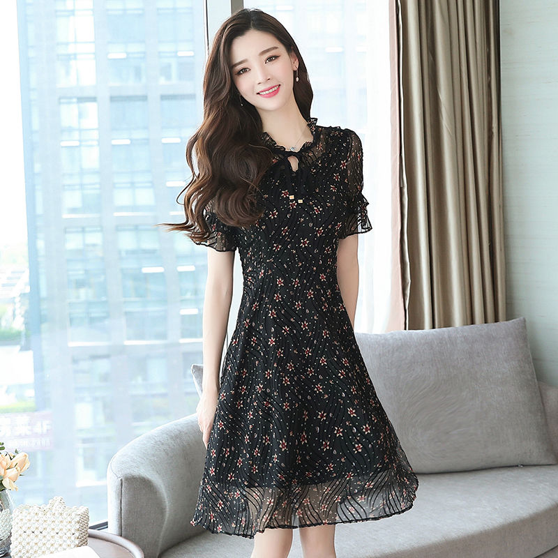 49岁老婆上班这样穿，高雅冷淡裙+高跟鞋，高挑减龄，真好看