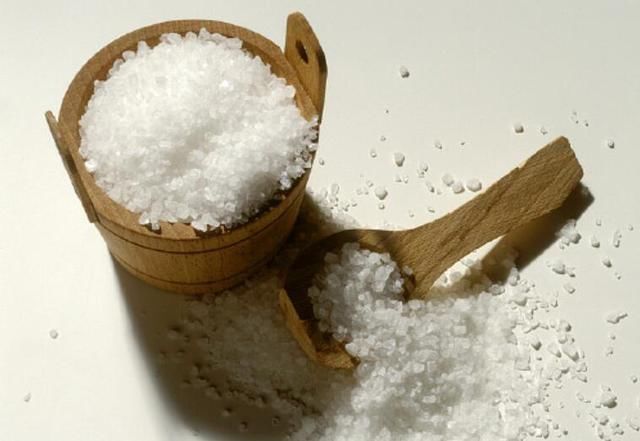 “螨虫”肆虐让人顶着满脸痘痘，只要洗脸加入这两物，能除螨祛痘