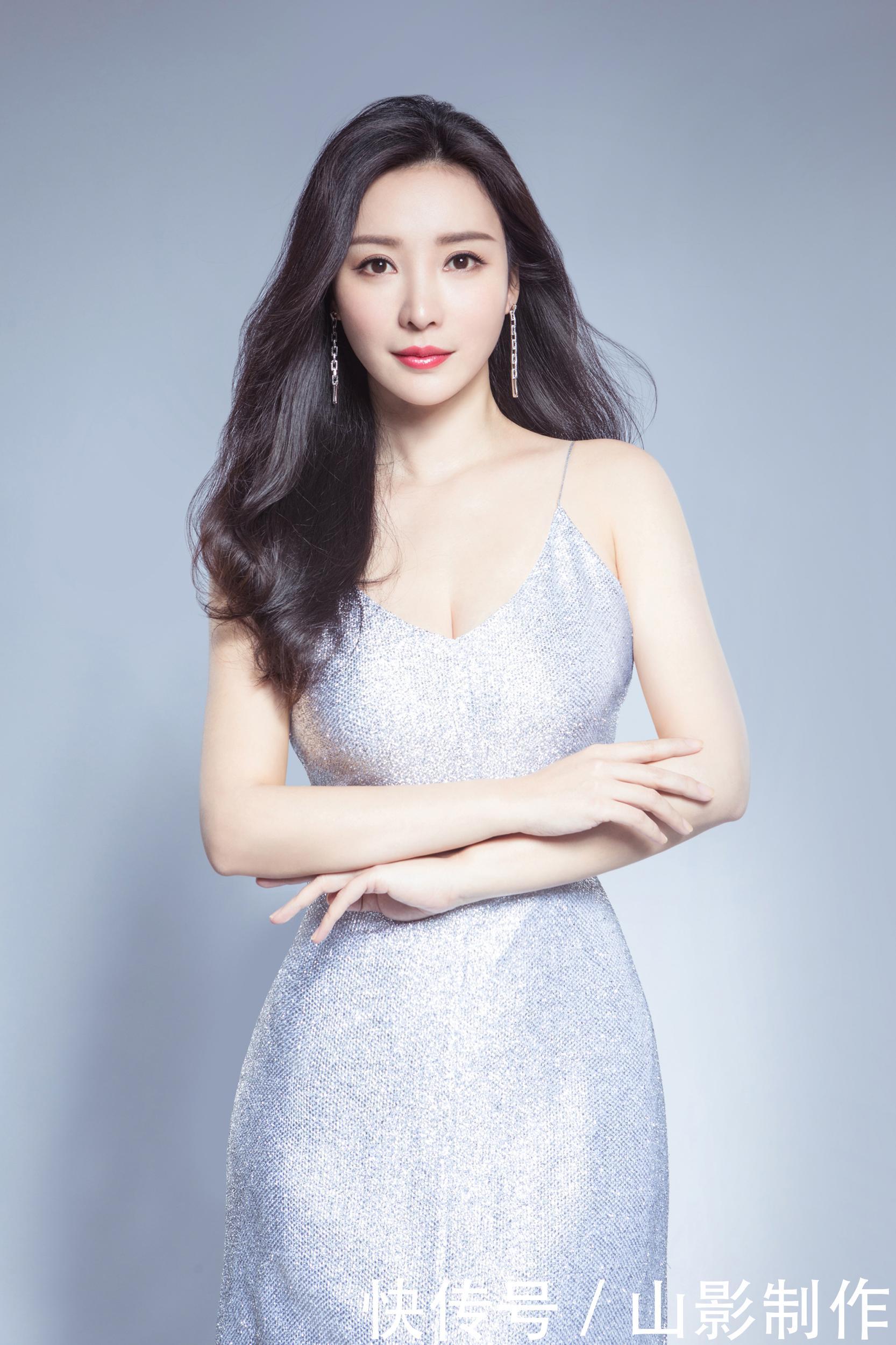 大胸妹子夏天这样穿才是真正的性感!