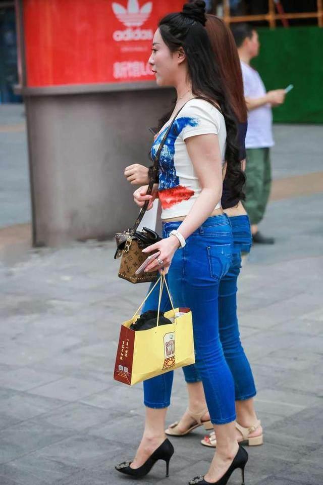 气质姐姐紧身破洞牛仔裤，俏丽的五官，恬静的气质让人羡慕