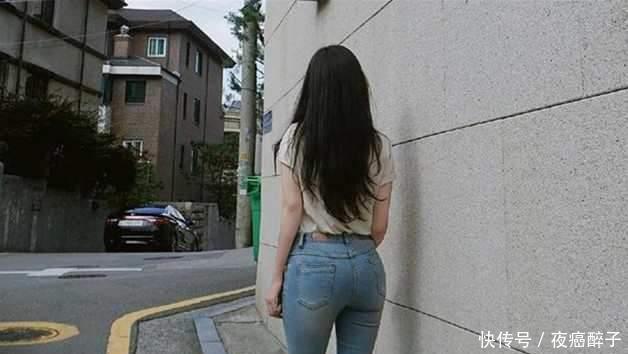  [女人味]街拍：紧身牛仔裤，穿出时尚女性的美感，增添别致的女人味！