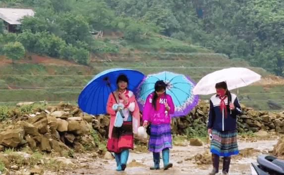 中国人到越南，实拍中越边界山区，山那边就是我国广西，你去过吗