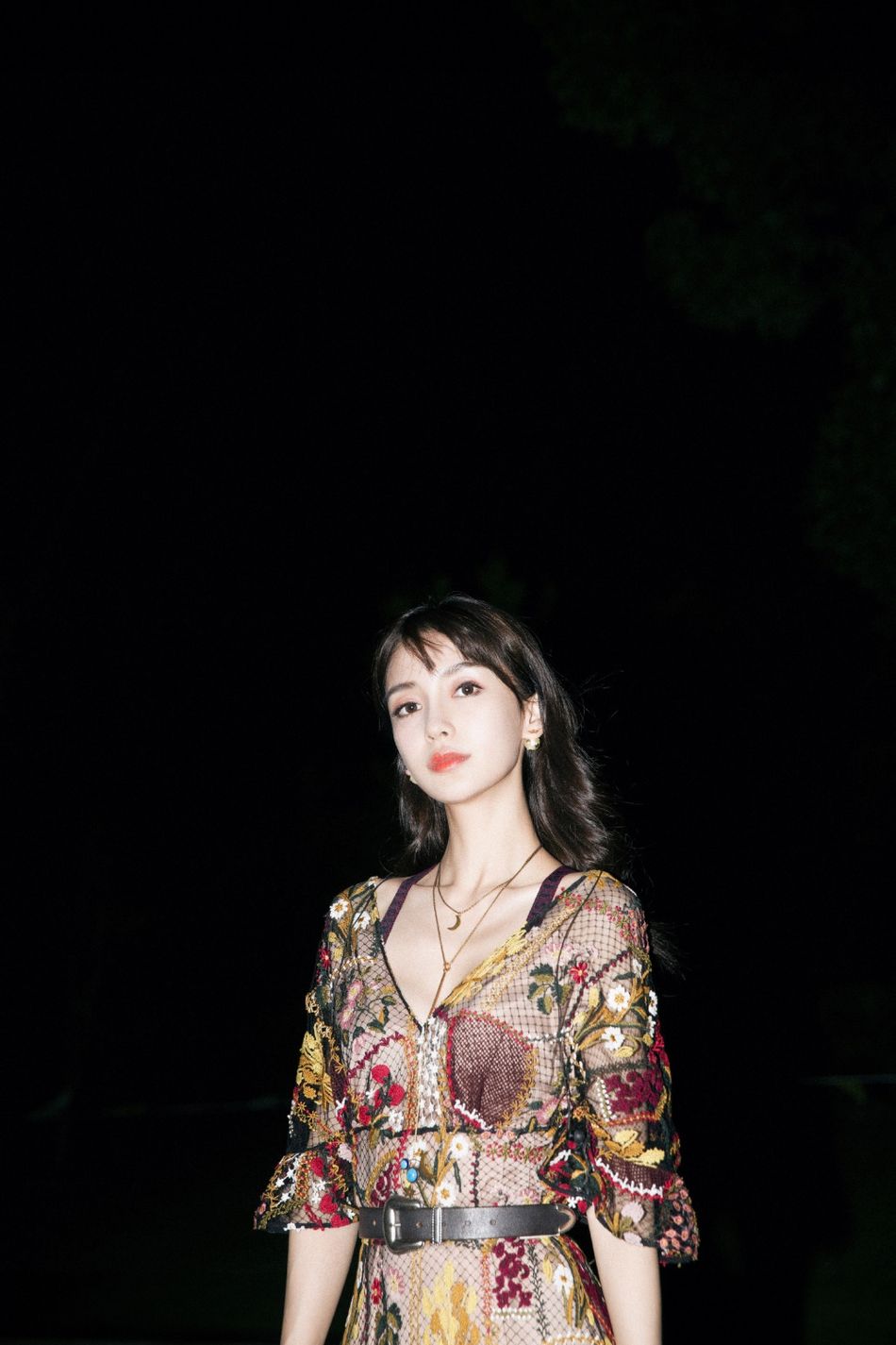 美颜暴击!Baby镂空连衣裙长腿若隐若现小秀性感