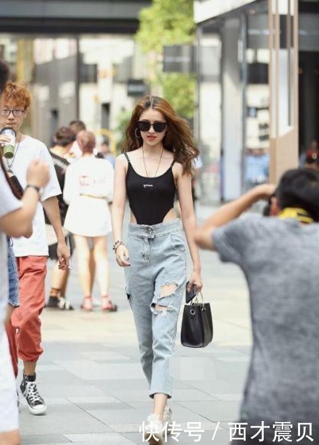  【优雅风度】路人街拍，姑娘身材好气质佳，穿橙色系的西装，充满优雅风度