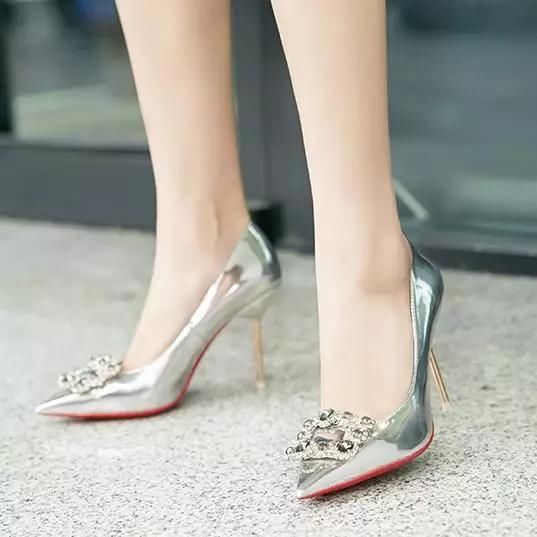 尖头细高跟鞋修饰腿部曲线，打造足部优雅甜美风情