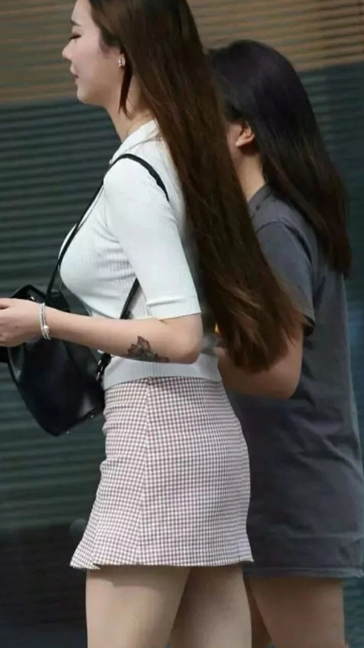 街拍：有首歌怎么唱的？“跟着我一起摇摆，跟着我一起摇摆”！