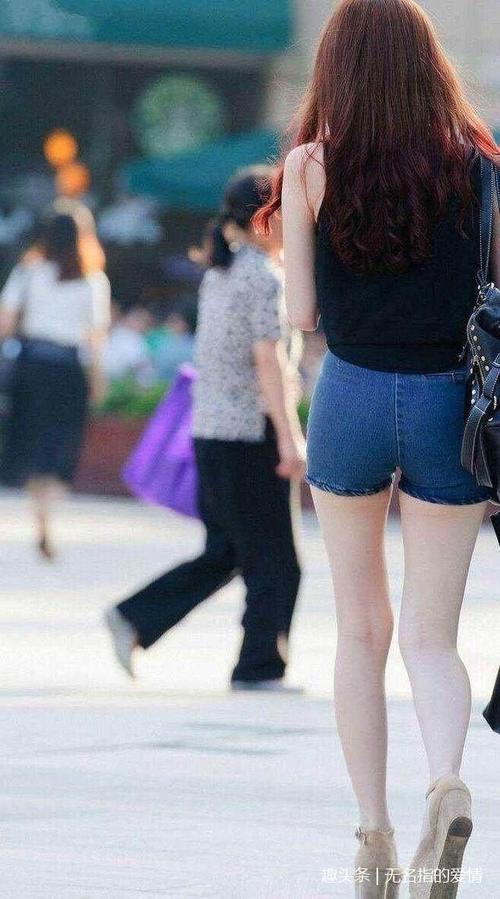 紧身裤给小姐姐带来的时尚感，洋溢青春，富有情调！