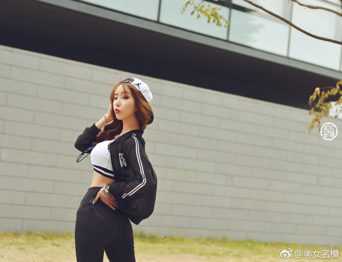 紧身裤美女，展示性感身材，时尚潮流性感汇聚一身