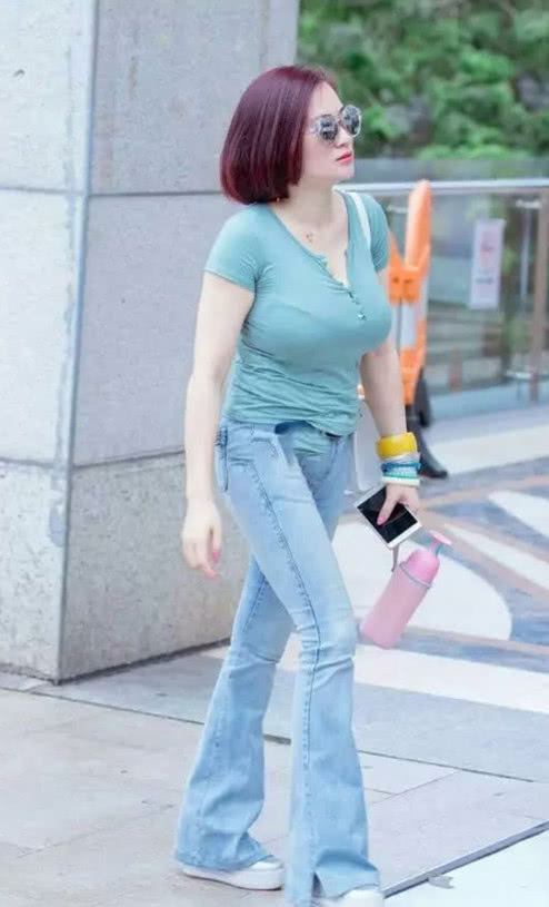 气质小姐姐紧绷的胸部线条，一枝独秀，搭讪的小伙子眼神出卖了你