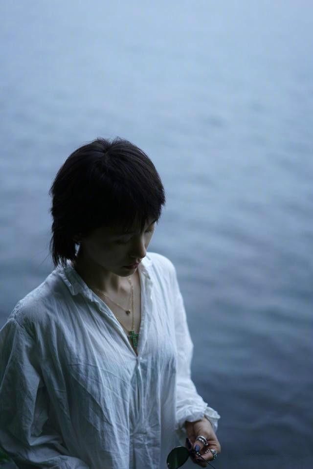 王子文矮到不用穿裤子？下半身失踪照，有点太短了？