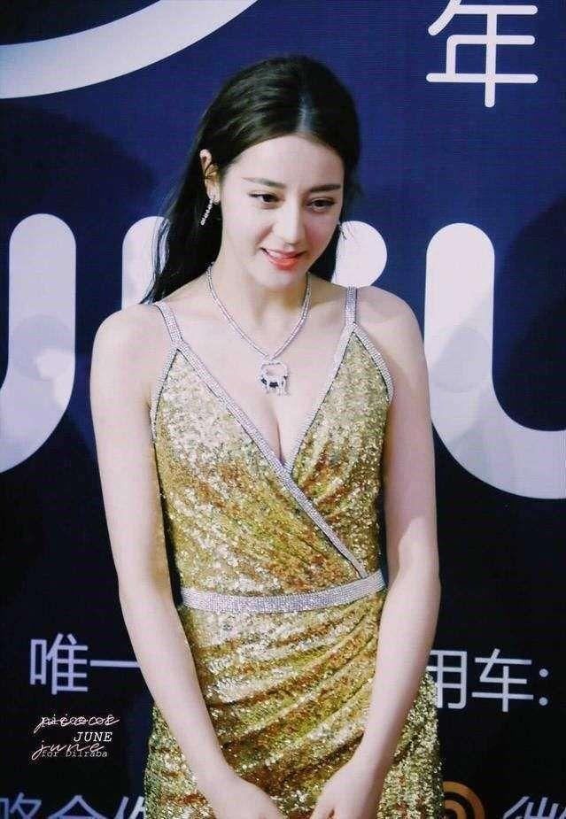 热巴学会游泳晒泳装照，网友：不露腿不露胸，这泳衣穿的好保守！