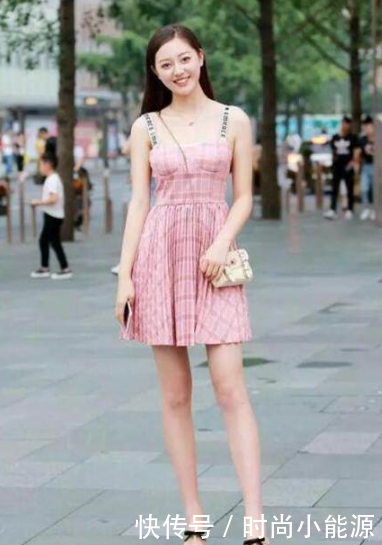 街拍:图1小姐姐让人心动,您肯定愿意娶后面的她!