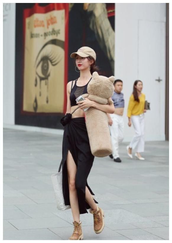 街拍：图六穿“紧身裤”，舒适又迷人，展现夏日清凉！