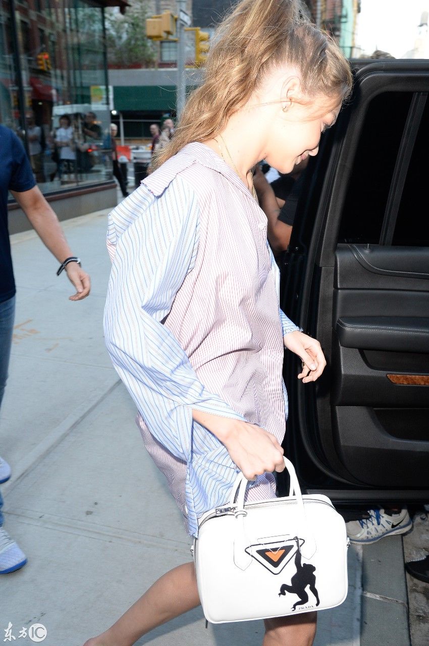 吉吉哈迪德穿着落肩衬衫、白色短裤、白色包包，出现在纽约街头