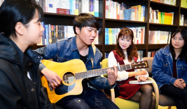 实拍:云南50岁退休大妈冻龄不老，与25岁女儿同出门似姐妹