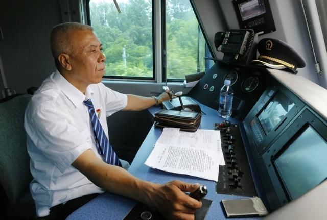 一趟火车连开20多个小时，司机难道都不困的吗？行家告诉你内情