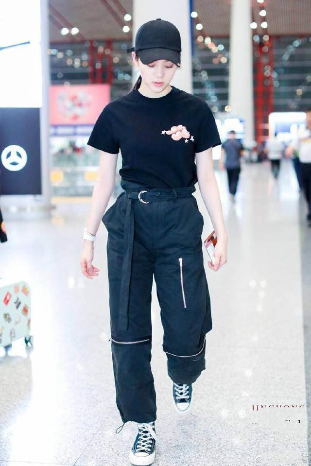 欧阳娜娜终于栽了，穿错裤子变成“大象腿”，网友：腿要比腰还粗