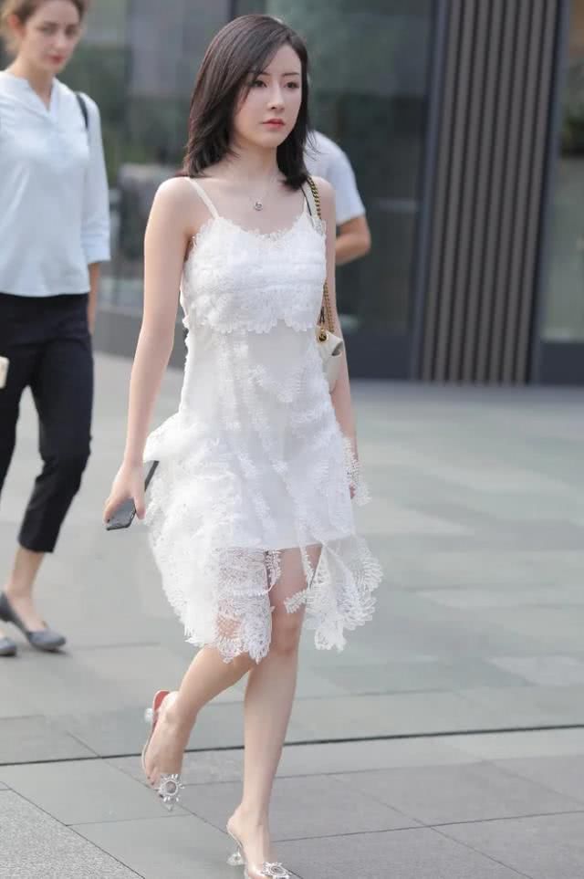  「路人」小姐姐太漂亮了，穿一件白色吊带短裙美成小仙女，吸足路人目光