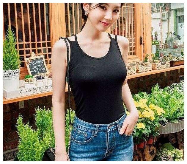 牛仔裤让丰腴的小姐姐浑身散发出让人陶醉的女人味